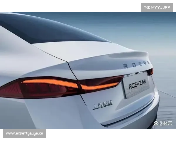 《荣威D7 DMH天窗掠光，敞篷视野碾压友商压抑》